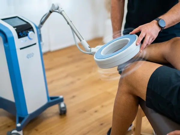 Εφαρμογή μαγνητικού διεγέρτη σε ασθενή για αναγέννηση ιστών