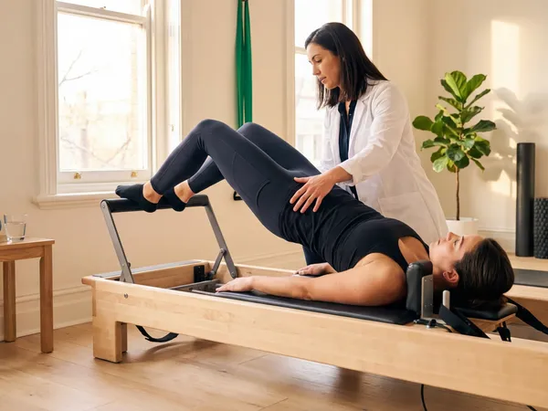 Κλινικό Pilates σε reformer — εξατομικευμένη άσκηση υπό την καθοδήγηση φυσικοθεραπευτή