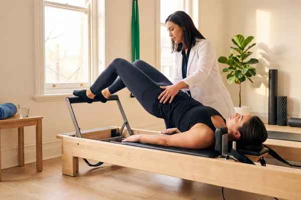 Κλινικό Pilates σε reformer — εξατομικευμένη άσκηση υπό την καθοδήγηση φυσικοθεραπευτή