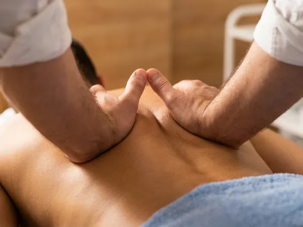 Θεραπευτική μάλαξη σε ασθενή για ανακούφιση μυϊκού πόνου