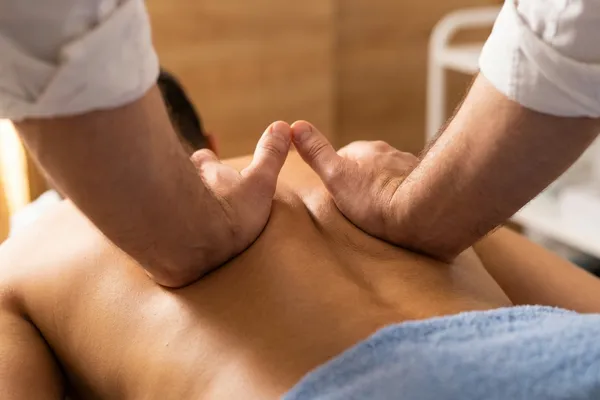 Θεραπευτική μάλαξη σε ασθενή για ανακούφιση μυϊκού πόνου