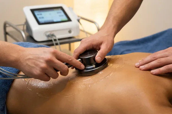 Εφαρμογή θεραπείας TECAR σε ασθενή για βαθιά θέρμανση ιστών