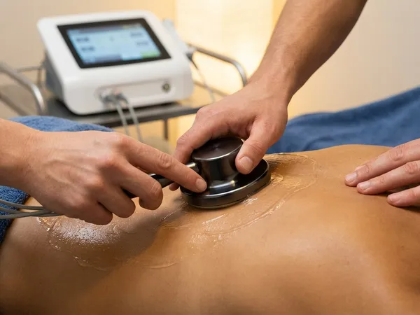 Εφαρμογή θεραπείας TECAR σε ασθενή για βαθιά θέρμανση ιστών